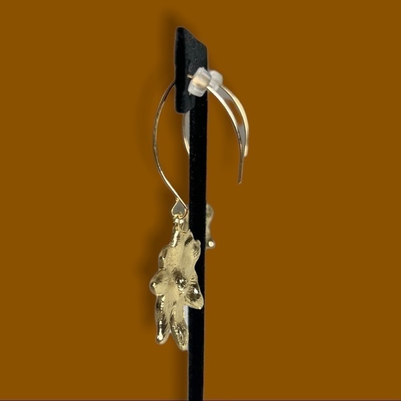 💍 Fire Glow Goldtone Dangle Earrings with Crystal Center - Picture 10 of 13